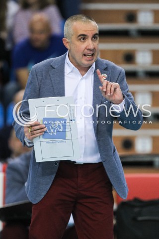  30.09.2017 RZESZOW<br />SIATKOWKA PLUSLIGA 2017/2018 MEN VOLLEYBALL POLAND POLISH PLUS LIGA LEAGUE SEASON 2017/2018<br />MECZ ASSECO RESOVIA RZESZOW - DAFI SPOLEM KIELCE <br />N/Z ROBERTO SERNIOTTI - I TRENER ( HEAD COACH ) SYLWETKA EMOCJE<br /> 