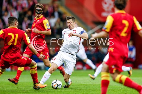  08.10.2017 WARSZAWA STADION NARODOWY <br />PILKA NOZNA REPREZENTACJA KWALIFIKACJE DO MISTRZOSTW SWIATA ROSJA 2018<br />Football European Qualifiers Fifa World Cup Russia 2018<br />MECZ POLSKA - CZARNOGORA ( Poland - Montenegro )<br />N/Z ROBERT LEWANDOWSKI NIKOLA VUKCEVIC <br /> 