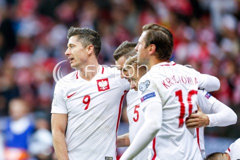  08.10.2017 WARSZAWA STADION NARODOWY <br />
PILKA NOZNA REPREZENTACJA KWALIFIKACJE DO MISTRZOSTW SWIATA ROSJA 2018<br />
Football European Qualifiers Fifa World Cup Russia 2018<br />
MECZ POLSKA - CZARNOGORA ( Poland - Montenegro )<br />
N/Z RADOSC BRAMKA GOL NA 3:2 ROBERT LEWANDOWSKI GRZEGORZ KRYCHOWIAK <br />
 
