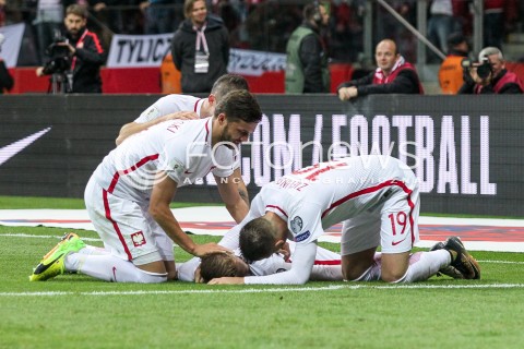  08.10.2017 WARSZAWA STADION NARODOWY <br />
PILKA NOZNA REPREZENTACJA KWALIFIKACJE DO MISTRZOSTW SWIATA ROSJA 2018<br />
Football European Qualifiers Fifa World Cup Russia 2018<br />
MECZ POLSKA - CZARNOGORA ( Poland - Montenegro )<br />
N/Z JAKUB BLASZCZYKOWSKI PIOTR ZIELINSKI BARTOSZ BERESZYNSKI RADOSC AWANS WYGRANA ZWYCIESTWO <br />
 