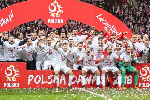  08.10.2017 WARSZAWA STADION NARODOWY <br />
PILKA NOZNA REPREZENTACJA KWALIFIKACJE DO MISTRZOSTW SWIATA ROSJA 2018<br />
Football European Qualifiers Fifa World Cup Russia 2018<br />
MECZ POLSKA - CZARNOGORA ( Poland - Montenegro )<br />
N/Z AWANS WYGRANA ZWYCIESTWO RADOSC EMOCJE ZAWODNICY ZDJECIE GRUPOWE GRUPOWKA ROBERT LEWANDOWSKI WOJCIECH SZCZESNY GRZEGORZ KRYCHOWIAK KAMIL GLIK KAMIL GROSICKI<br />
 