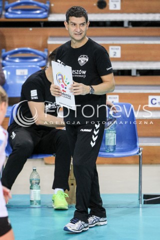  08.10.2017 RZESZOW <br />SIATKOWKA KOBIET SEZON 2017/2018 <br />V MIEDZYNARODOWY TURNIEJ O PUCHAR FIRMY DEVELOPRES<br />MECZ RC CANNES ? DEVELOPRES SKYRES RZESZOW <br />N/Z LORENZO MICELLI - I TRENER HEAD COACH SYLWETKA <br /> 