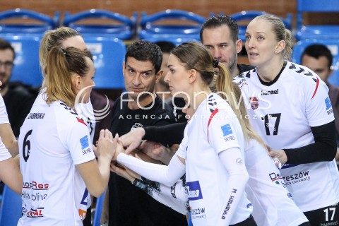  08.10.2017 RZESZOW <br />SIATKOWKA KOBIET SEZON 2017/2018 <br />V MIEDZYNARODOWY TURNIEJ O PUCHAR FIRMY DEVELOPRES<br />MECZ RC CANNES ? DEVELOPRES SKYRES RZESZOW <br />N/Z LORENZO MICELLI - I TRENER HEAD COACH JULIA ANDRUSZKO MAGDALENA HAWRYLA <br /> 