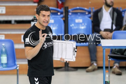  08.10.2017 RZESZOW <br />SIATKOWKA KOBIET SEZON 2017/2018 <br />V MIEDZYNARODOWY TURNIEJ O PUCHAR FIRMY DEVELOPRES<br />MECZ RC CANNES ? DEVELOPRES SKYRES RZESZOW <br />N/Z LORENZO MICELLI - I TRENER HEAD COACH SYLWETKA <br /> 