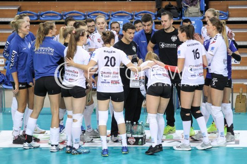  08.10.2017 RZESZOW <br />SIATKOWKA KOBIET SEZON 2017/2018 <br />V MIEDZYNARODOWY TURNIEJ O PUCHAR FIRMY DEVELOPRES<br />MECZ RC CANNES ? DEVELOPRES SKYRES RZESZOW <br />N/Z LORENZO MICELLI - I TRENER HEAD COACH ZESPOL TEAM DRUZYNA ZAWODNICZKI <br /> 
