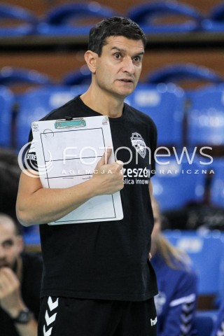  08.10.2017 RZESZOW <br />SIATKOWKA KOBIET SEZON 2017/2018 <br />V MIEDZYNARODOWY TURNIEJ O PUCHAR FIRMY DEVELOPRES<br />MECZ RC CANNES ? DEVELOPRES SKYRES RZESZOW <br />N/Z LORENZO MICELLI - I TRENER ( HEAD COACH ) SYLWETKA <br /> 