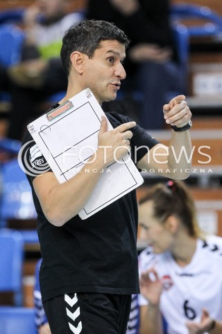  08.10.2017 RZESZOW <br />SIATKOWKA KOBIET SEZON 2017/2018 <br />V MIEDZYNARODOWY TURNIEJ O PUCHAR FIRMY DEVELOPRES<br />MECZ RC CANNES ? DEVELOPRES SKYRES RZESZOW <br />N/Z LORENZO MICELLI - I TRENER ( HEAD COACH ) SYLWETKA <br /> 