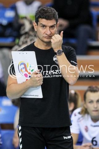  08.10.2017 RZESZOW <br />SIATKOWKA KOBIET SEZON 2017/2018 <br />V MIEDZYNARODOWY TURNIEJ O PUCHAR FIRMY DEVELOPRES<br />MECZ RC CANNES ? DEVELOPRES SKYRES RZESZOW <br />N/Z LORENZO MICELLI - I TRENER ( HEAD COACH ) SYLWETKA <br /> 
