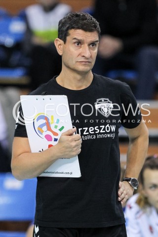  08.10.2017 RZESZOW <br />SIATKOWKA KOBIET SEZON 2017/2018 <br />V MIEDZYNARODOWY TURNIEJ O PUCHAR FIRMY DEVELOPRES<br />MECZ RC CANNES ? DEVELOPRES SKYRES RZESZOW <br />N/Z LORENZO MICELLI - I TRENER ( HEAD COACH ) SYLWETKA <br /> 