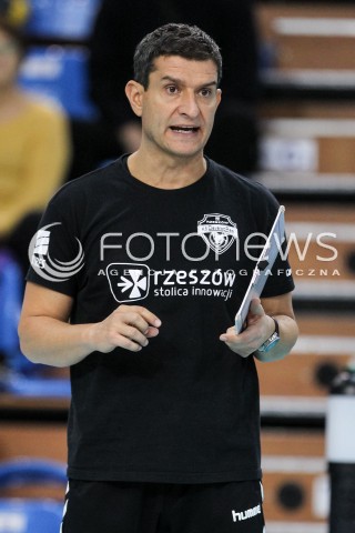  08.10.2017 RZESZOW <br />SIATKOWKA KOBIET SEZON 2017/2018 <br />V MIEDZYNARODOWY TURNIEJ O PUCHAR FIRMY DEVELOPRES<br />MECZ RC CANNES ? DEVELOPRES SKYRES RZESZOW <br />N/Z LORENZO MICELLI - I TRENER ( HEAD COACH ) SYLWETKA <br /> 