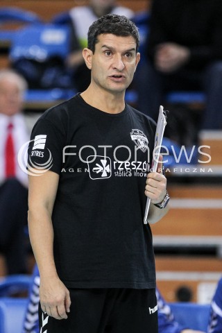  08.10.2017 RZESZOW <br />SIATKOWKA KOBIET SEZON 2017/2018 <br />V MIEDZYNARODOWY TURNIEJ O PUCHAR FIRMY DEVELOPRES<br />MECZ RC CANNES ? DEVELOPRES SKYRES RZESZOW <br />N/Z LORENZO MICELLI - I TRENER ( HEAD COACH ) SYLWETKA <br /> 