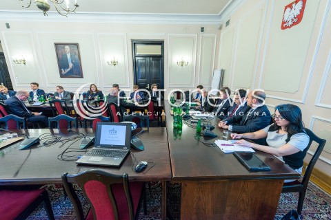  11.10.2017 WARSZAWA SEJM <br />POSIEDZENIE PARLEMENTARNEGO ZESPOLU DS REFORMY WYMIARU SPRAWIEDLIWOSCI<br />N/Z KRYSTIAN MARKIEWICZ BORYS BUDKA KAMILA GASIUK PIHOWICZ MARCIN MATCZAK DARIUSZ ZAWISTOWSKI ARKADIUSZ MYRCHA<br /> 
