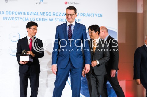  12.10.2017 WARSZAWA<br />KONFERENCJA STRATEGIA ODPOWIEDZIALNEGO ROZWODU W PRAKTYCE<br />N/Z MINISTER ROZWOJU I FINANSOW MATEUSZ MORAWIECKI PREZEZES LG CHEM WROCLAW EGERGY SP ZOO SA SOON CHEOL CHOI<br /> 