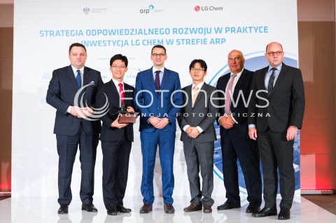  12.10.2017 WARSZAWA<br />KONFERENCJA STRATEGIA ODPOWIEDZIALNEGO ROZWODU W PRAKTYCE<br />N/Z MINISTER ROZWOJU I FINANSOW MATEUSZ MORAWIECKI PREZEZES LG CHEM WROCLAW EGERGY SP ZOO SA SOON CHEOL CHOI<br /> 