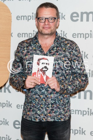  12.10.2017 WARSZAWA<br />PREMIERA KSIAZKI JA Z LECHEM WALESA ROZMAWIAJA ANDRZEJ BODNAR CEZARY LAZAREWICZ<br />N/Z MARCIN MELLER<br /> 