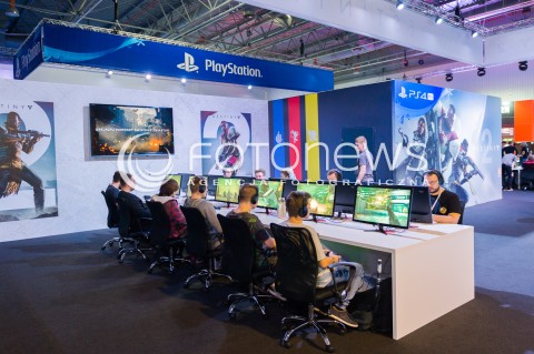  13.10.2017 WARSZAWA<br />T MOBILE WARSAW GAMES WEEK<br />N/Z STANOWISKO PLAYSTATIONS OSOBY GRAJACE W GRY<br /> 