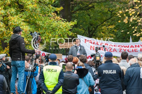  14.10.2017 WARSZAWA<br />PROTEST REZYDENTOW POD KPRM<br />N/Z UCZESTNICY WYDARZENIA Z TRANSPARENTEM<br /> 