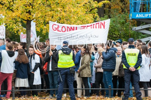  14.10.2017 WARSZAWA<br />PROTEST REZYDENTOW POD KPRM<br />N/Z UCZESTNICY WYDARZENIA Z TRANSPARENTEM<br /> 