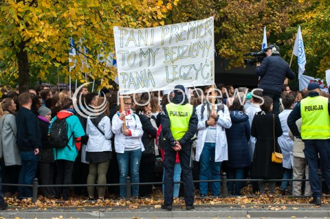  14.10.2017 WARSZAWA<br />PROTEST REZYDENTOW POD KPRM<br />N/Z UCZESTNICY WYDARZENIA Z TRANSPARENTEM<br /> 