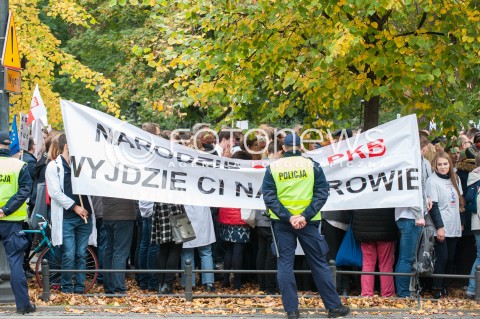  14.10.2017 WARSZAWA<br />PROTEST REZYDENTOW POD KPRM<br />N/Z UCZESTNICY WYDARZENIA Z TRANSPARENTEM POLICJA<br /> 