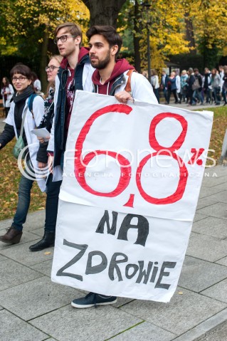  14.10.2017 WARSZAWA<br />PROTEST REZYDENTOW POD KPRM<br />N/Z UCZESTNICY WYDARZENIA Z TRANSPARENTEM<br /> 