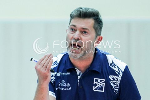  14.10.2017 RZESZOW <br />SIATKOWKA LIGA SIATKOWKI KOBIET LSK 2017/2018 WOMEN VOLLEYBALL POLAND POLISH LEAGUE <br />MECZ DEVELOPRES SKYRES RZESZOW - KS PALAC BYDGOSZCZ <br />N/Z PIOTR MAKOWSKI - I TRENER ( HEAD COACH ) SYLWETKA <br /> 