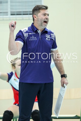  14.10.2017 RZESZOW <br />SIATKOWKA LIGA SIATKOWKI KOBIET LSK 2017/2018 WOMEN VOLLEYBALL POLAND POLISH LEAGUE <br />MECZ DEVELOPRES SKYRES RZESZOW - KS PALAC BYDGOSZCZ <br />N/Z PIOTR MAKOWSKI - I TRENER ( HEAD COACH ) SYLWETKA RADOSC EMOCJE <br /> 