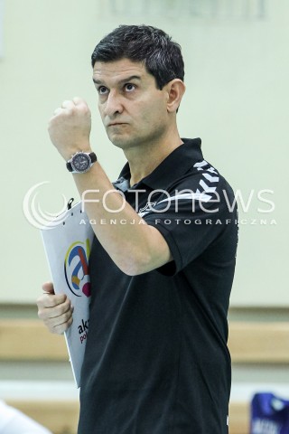  14.10.2017 RZESZOW <br />SIATKOWKA LIGA SIATKOWKI KOBIET LSK 2017/2018 WOMEN VOLLEYBALL POLAND POLISH LEAGUE <br />MECZ DEVELOPRES SKYRES RZESZOW - KS PALAC BYDGOSZCZ <br />N/Z LORENZO MICELLI - I TRENER ( HEAD COACH ) SYLWETKA RADOSC EMOCJE <br /> 