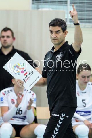  14.10.2017 RZESZOW <br />SIATKOWKA LIGA SIATKOWKI KOBIET LSK 2017/2018 WOMEN VOLLEYBALL POLAND POLISH LEAGUE <br />MECZ DEVELOPRES SKYRES RZESZOW - KS PALAC BYDGOSZCZ <br />N/Z LORENZO MICELLI - I TRENER ( HEAD COACH ) SYLWETKA <br /> 