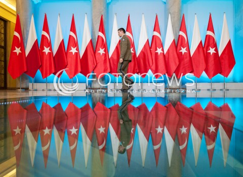  17.10.2017 WARSZAWA<br />ODWOLANE SPOTKANIE PREMIER SZYDLO Z PREZYDENTEM TURCJI<br />N/Z ZOLNIERZ NA TLE FLAG<br /> 