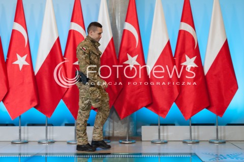  17.10.2017 WARSZAWA<br />ODWOLANE SPOTKANIE PREMIER SZYDLO Z PREZYDENTEM TURCJI<br />N/Z ZOLNIERZ NA TLE FLAG BOR BIURO OCHRONY RZADU<br /> 