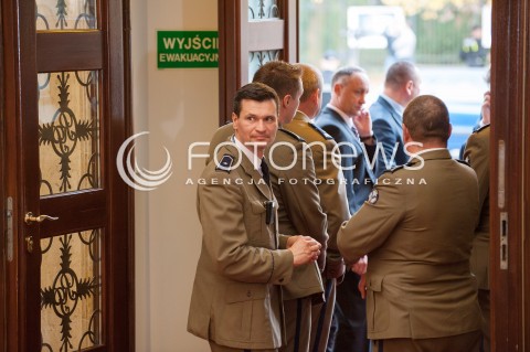  17.10.2017 WARSZAWA<br />ODWOLANE SPOTKANIE PREMIER SZYDLO Z PREZYDENTEM TURCJI<br />N/Z ZOLNIERZE STOJACY W DRZWIACH<br /> 