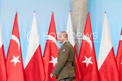  17.10.2017 WARSZAWA<br />ODWOLANE SPOTKANIE PREMIER SZYDLO Z PREZYDENTEM TURCJI<br />N/ZRZOLNIERZ NA TLE FLAG<br /> 