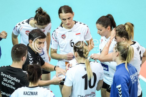  21.10.2017 RZESZOW POLAND<br />SIATKOWKA LIGA MISTRZYN <br />2018 CEV VOLLEYBALL CHAMPIONS LEAGUE - WOMEN <br />MECZ DEVELOPRES SKYRES RZESZOW - HAPOEL KFAR SABA <br />N/Z LORENZO MICELLI - I TRENER ( HEAD COACH ) KATARZYNA ZABINSKA KLAUDIA KACZOROWSKA <br /> 
