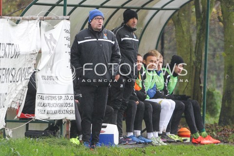 28.10.2017 WOLKA PELKINSKA  <br />PILKA NOZNA III LIGA 2017/2018 GRUPA IV <br />MECZ WOLCZANKA WOLKA PELKINSKA - MOTOR LUBLIN <br />N/Z MARCIN SASAL - I TRENER ( HEAD COACH ) SYLWETKA <br /> 