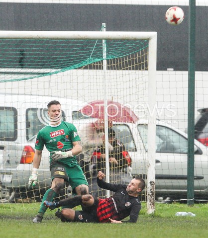  28.10.2017 WOLKA PELKINSKA  <br />PILKA NOZNA III LIGA 2017/2018 GRUPA IV <br />MECZ WOLCZANKA WOLKA PELKINSKA - MOTOR LUBLIN <br />N/Z PAWEL SOCHA FAUL WSLIZG MURAWA <br /> 