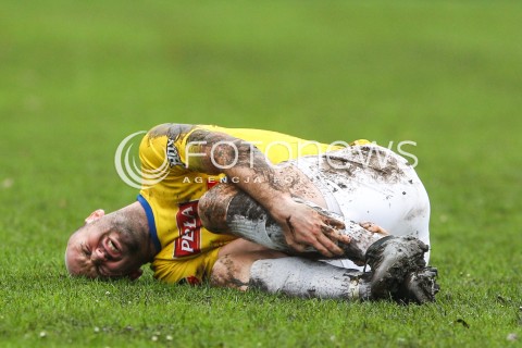  28.10.2017 WOLKA PELKINSKA  <br />PILKA NOZNA III LIGA 2017/2018 GRUPA IV <br />MECZ WOLCZANKA WOLKA PELKINSKA - MOTOR LUBLIN <br />N/Z PAWEL KACZMAREK SYLWETKA BOL URAZ KONTUZJA FAUL <br /> 