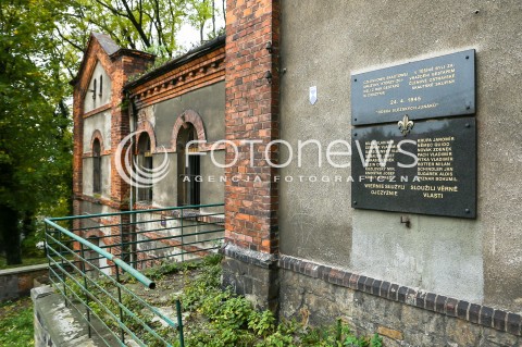  29.10.2017 CIESZYN <br />KIRKUT WPISANY DO REJESTRU ZABYTKOW  <br />ZDJECIE ILUSTRACYJNE<br />N/Z TABLICA UPAMIETNIAJACA EGZEKUCJE 81 ZAKLADNIKOW W TYM 18 CZESKICH SKAUTOW PRZEZ HITLEROWCOW W 1944 ROKU<br /> 