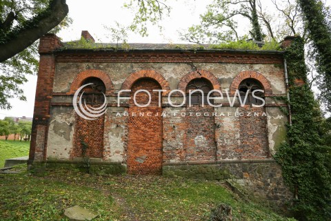  29.10.2017 CIESZYN <br />KIRKUT WPISANY DO REJESTRU ZABYTKOW <br />ZDJECIE ILUSTRACYJNE <br />N/Z SCIANA DOMU PRZEDPOGRZEBOWEGO GDZIE HITLEROWCY ROZSTRZELALI ZAKLADNIKOW<br /> 