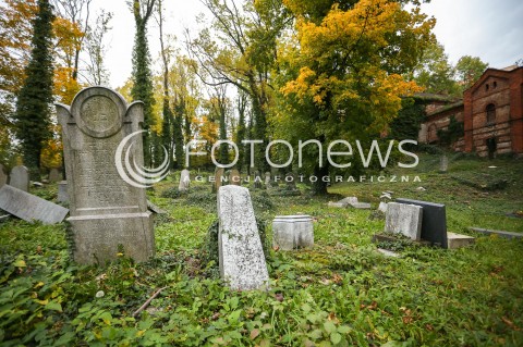  29.10.2017 CIESZYN <br />KIRKUT WPISANY DO REJESTRU ZABYTKOW <br />ZDJECIE ILUSTRACYJNE <br />N/Z MACEWY NA CMENTARZU WSROD JESIENNYCH LISCI<br /> 