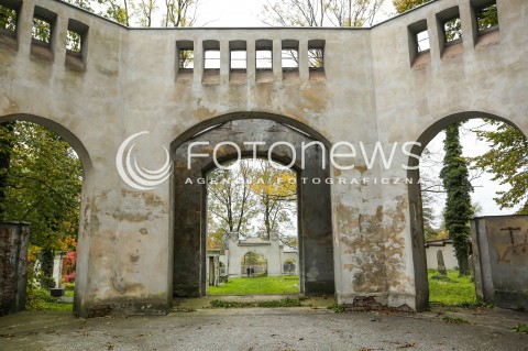  29.10.2017 CIESZYN <br />KIRKUT WPISANY DO REJESTRU ZABYTKOW <br />ZDJECIE ILUSTRACYJNE <br />N/Z WEJSCIE NA TEREN CMENTARZA ZYDOWSKIEGO<br /> 