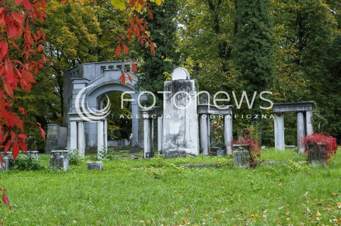  29.10.2017 CIESZYN <br />KIRKUT WPISANY DO REJESTRU ZABYTKOW <br />ZDJECIE ILUSTRACYJNE <br />N/Z WEJSCIE NA TEREN  CMENTARZA WSROD JESIENNYCH LISCI<br /> 