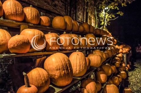  29.10.2017 LESZNOWOLA <br />PRZYDROZNA SPRZEDAZ PLODOW ROLNYCH PRZEZ ROLNIKOW <br />ZDJECIE ILUSTRACYJNE <br />N/Z WYSTAWIONE NA SPRZEDAZ KOLOROWE DYNIE PAPRYKA CZOSNEK I SWOJSKA KAPUSTA<br /> 