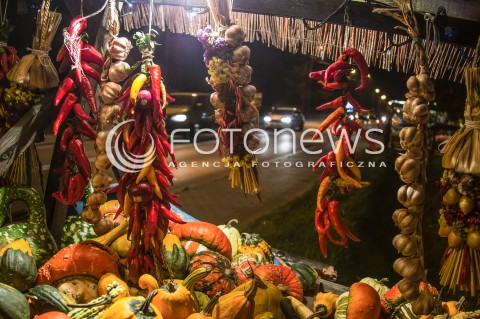  29.10.2017 LESZNOWOLA <br />PRZYDROZNA SPRZEDAZ PLODOW ROLNYCH PRZEZ ROLNIKOW <br />ZDJECIE ILUSTRACYJNE <br />N/Z WYSTAWIONE NA SPRZEDAZ KOLOROWE DYNIE PAPRYKA CZOSNEK I SWOJSKA KAPUSTA<br /> 