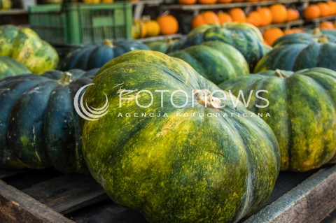  29.10.2017 LESZNOWOLA <br />PRZYDROZNA SPRZEDAZ PLODOW ROLNYCH PRZEZ ROLNIKOW <br />ZDJECIE ILUSTRACYJNE <br />N/Z WYSTAWIONE NA SPRZEDAZ KOLOROWE DYNIE PAPRYKA CZOSNEK I SWOJSKA KAPUSTA<br /> 