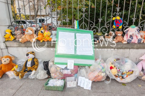  31.10.2017 WARSZAWA<br />PROTEST PLUSZOWYCH MISIOW FUNDACJI DZIEWCZYNKA Z ZAPALKAMI PRZED MINISTERSTWEM SPRAWIEDLIWOSCI W WARSZAWIE <br />N/Z ZABAWKI PLUSZAKI MASKOTKI<br /> 