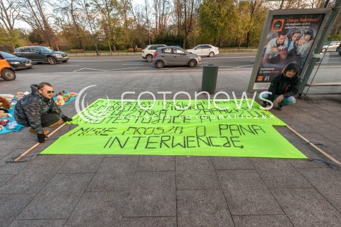  31.10.2017 WARSZAWA<br />PROTEST PLUSZOWYCH MISIOW FUNDACJI DZIEWCZYNKA Z ZAPALKAMI PRZED MINISTERSTWEM SPRAWIEDLIWOSCI W WARSZAWIE <br />N/Z ZABAWKI PLUSZAKI MASKOTKI<br /> 
