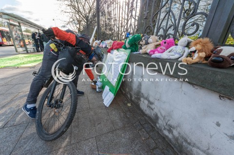  31.10.2017 WARSZAWA<br />PROTEST PLUSZOWYCH MISIOW FUNDACJI DZIEWCZYNKA Z ZAPALKAMI PRZED MINISTERSTWEM SPRAWIEDLIWOSCI W WARSZAWIE <br />N/Z ZABAWKI PLUSZAKI MASKOTKI<br /> 