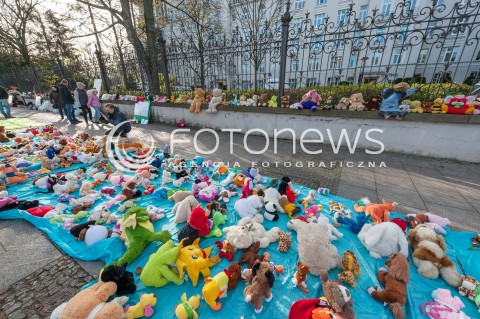  31.10.2017 WARSZAWA<br />PROTEST PLUSZOWYCH MISIOW FUNDACJI DZIEWCZYNKA Z ZAPALKAMI PRZED MINISTERSTWEM SPRAWIEDLIWOSCI W WARSZAWIE <br />N/Z ZABAWKI PLUSZAKI MASKOTKI<br /> 