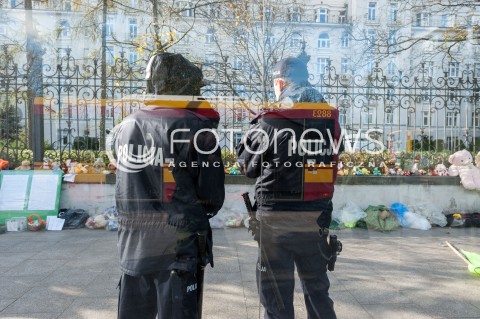  31.10.2017 WARSZAWA<br />PROTEST PLUSZOWYCH MISIOW FUNDACJI DZIEWCZYNKA Z ZAPALKAMI PRZED MINISTERSTWEM SPRAWIEDLIWOSCI W WARSZAWIE <br />N/Z ZABAWKI PLUSZAKI MASKOTKI POLICJA POLICJANCI<br /> 